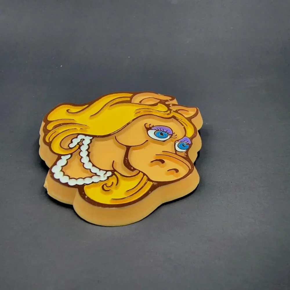 Vintage Muppets Miss Piggy Face Pinback Lapel Pin Brooch Hallmark 1979 Plastic